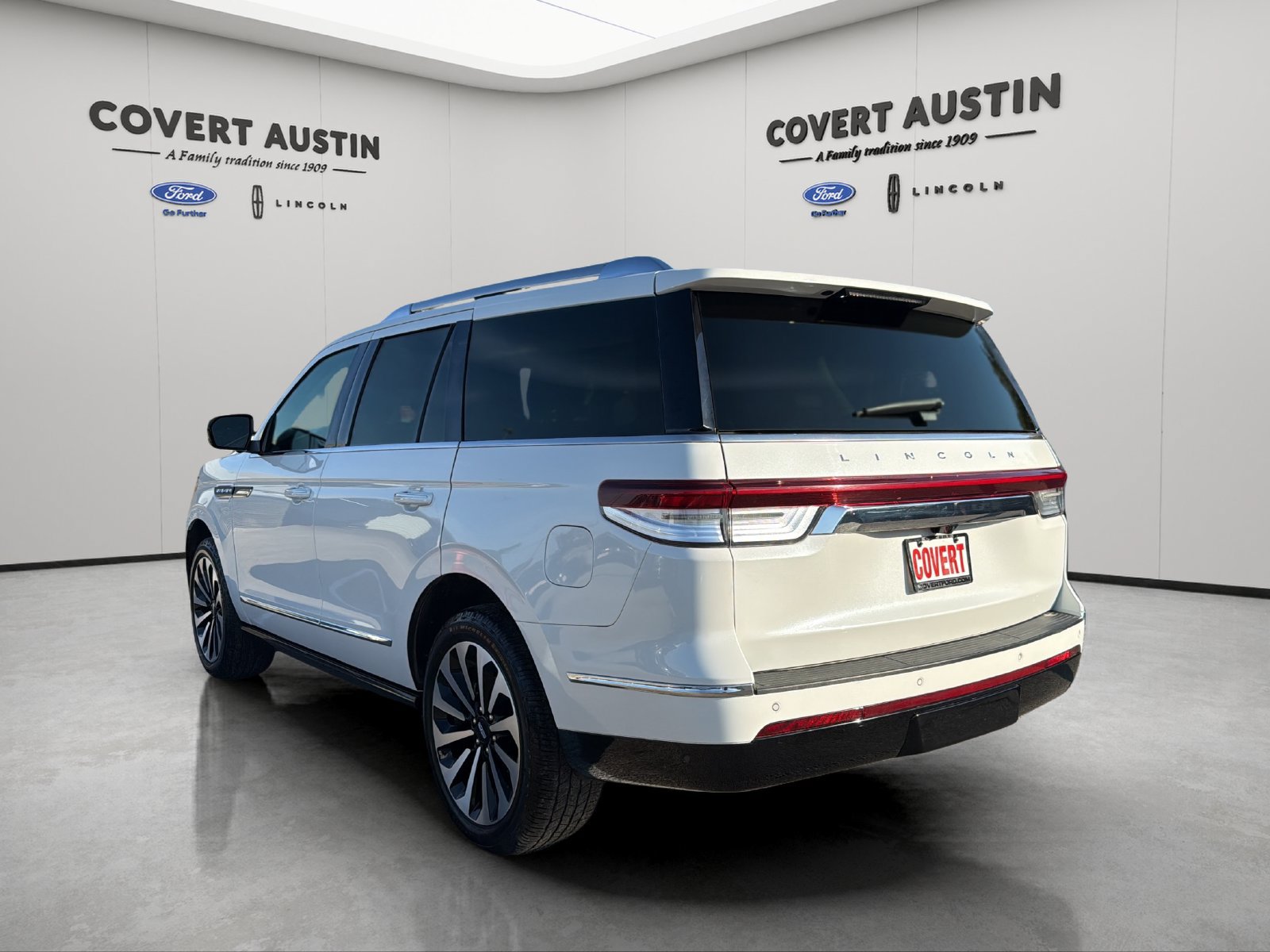 Used 2024 Lincoln Navigator Reserve AWD/4WD image 3