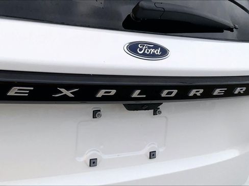 Certified 2025 Ford Explorer Active w/ Active Comfort Package RWD image 10
