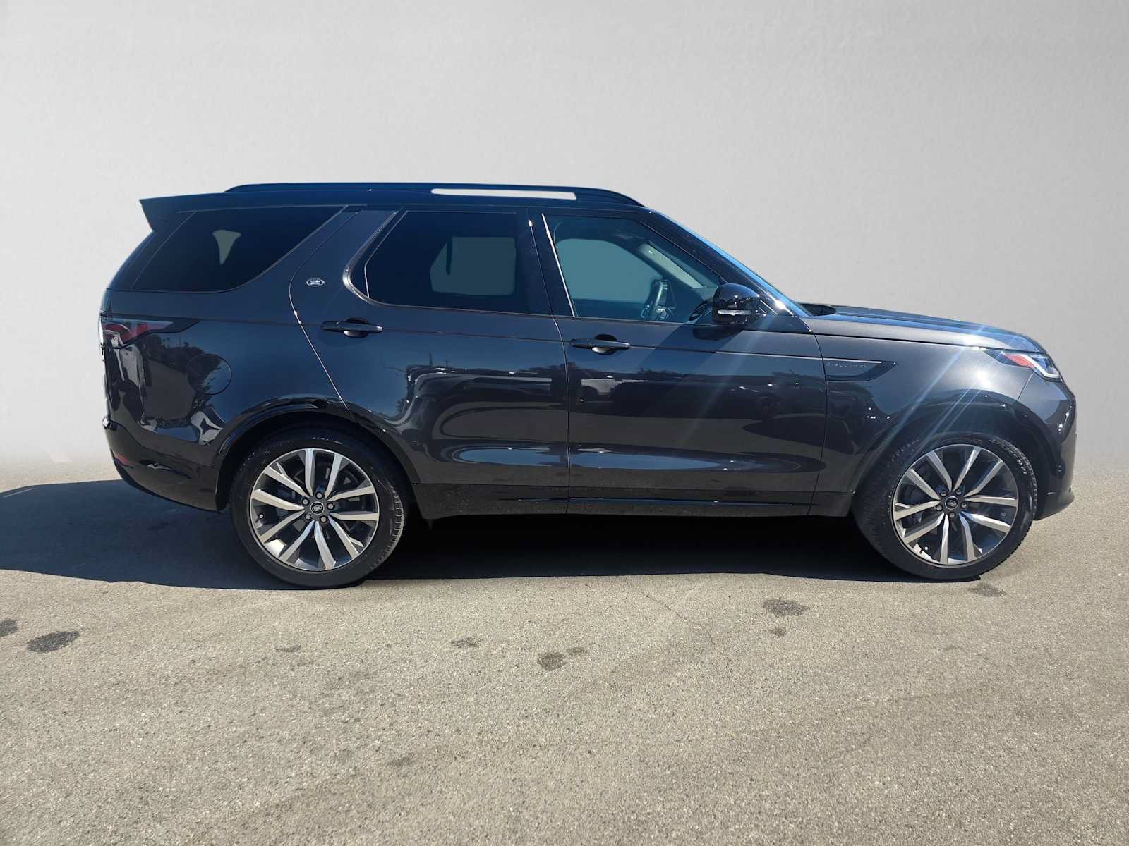 Used 2025 Land Rover Discovery Dynamic SE AWD/4WD image 6