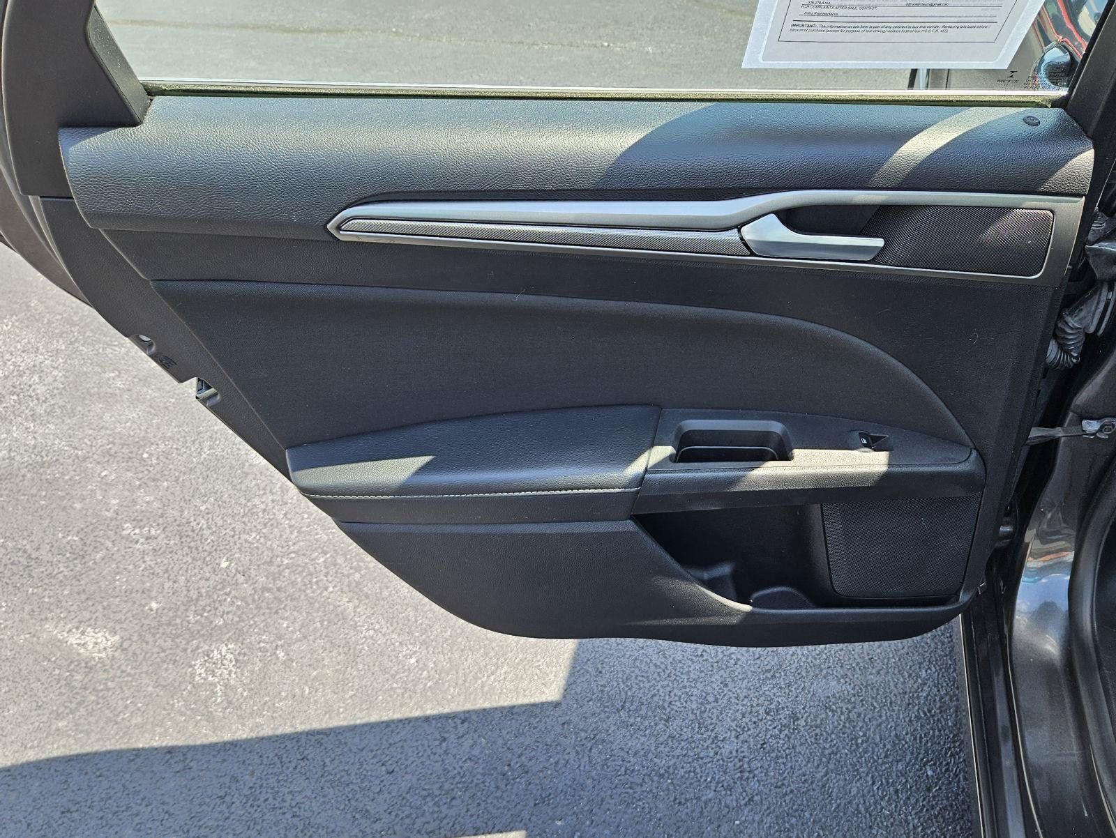 Used 2018 Ford Fusion SE w/ Fusion SE Technology Package FWD image 32