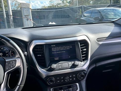 Used 2022 GMC Acadia SLT w/ Technology Package FWD image 9