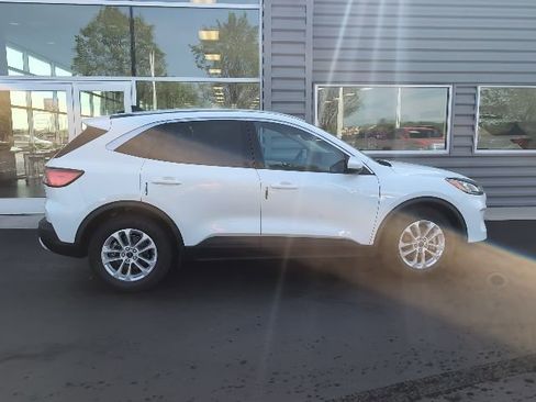 Used 2020 Ford Escape SE image 1