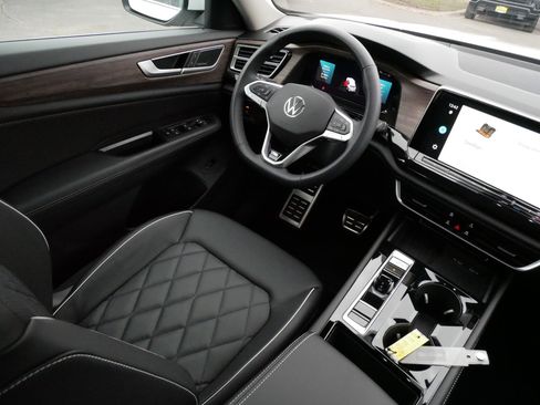 Certified 2025 Volkswagen Atlas SEL Premium R-Line image 9