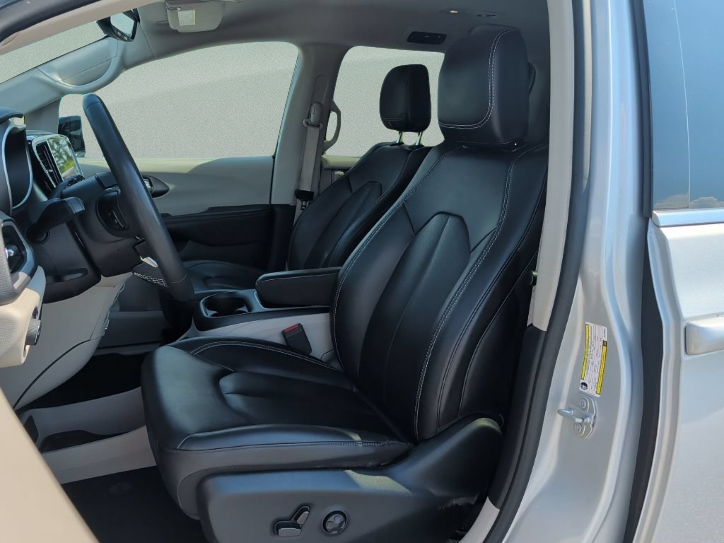 Used 2024 Chrysler Pacifica Limited FWD image 23