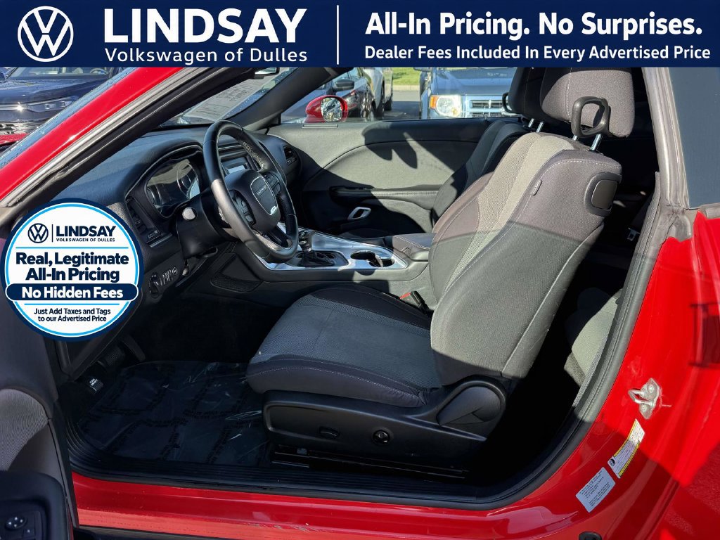 Used 2015 Dodge Challenger SXT RWD image 10