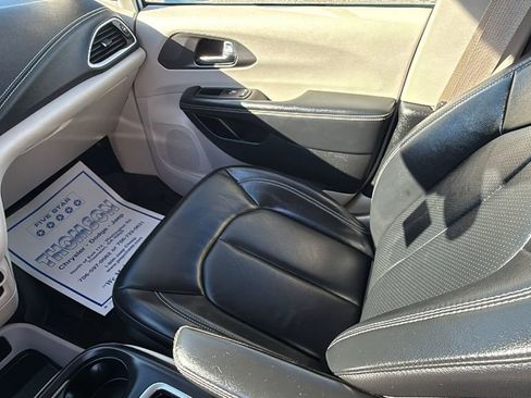Used 2022 Chrysler Pacifica Touring-L image 15