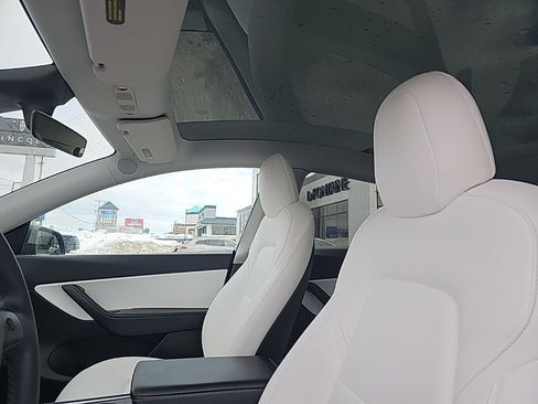 Used 2021 Tesla Model Y Long Range image 12