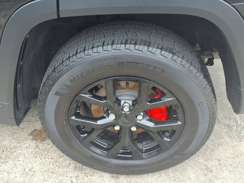 Used 2025 Jeep Grand Cherokee Altitude RWD image 10