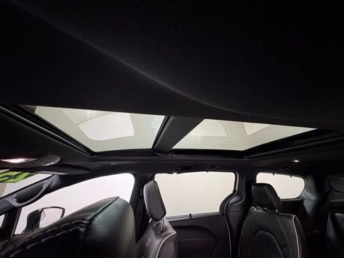 Certified 2025 Chrysler Pacifica Limited image 14