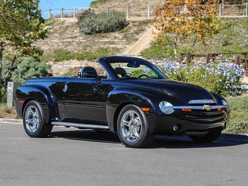 Used 2005 Chevrolet SSR w/ Preferred Equipment Group image 9