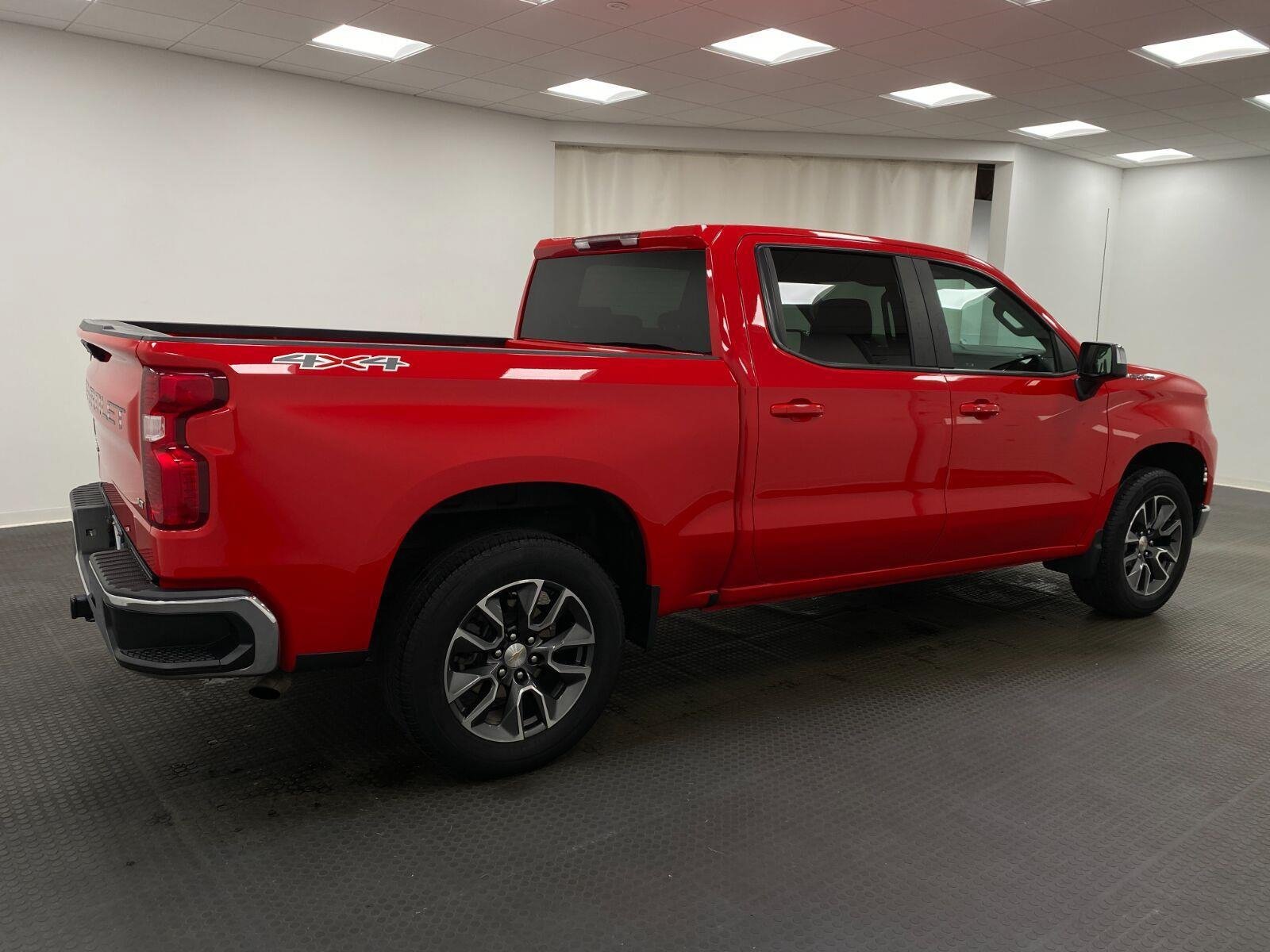 Used 2024 Chevrolet Silverado 1500 LT AWD/4WD image 3