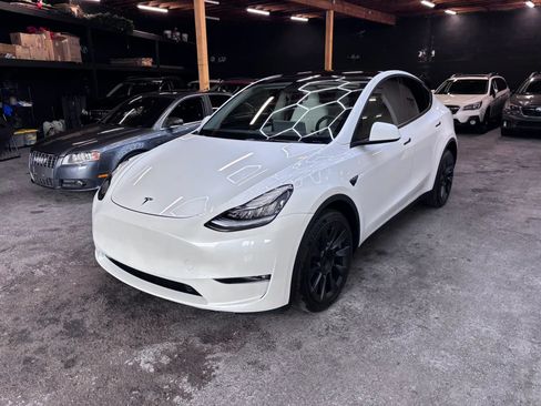 Used 2022 Tesla Model Y Long Range AWD/4WD image 3