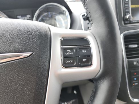 Used 2016 Chrysler Town & Country Touring-L image 36