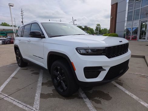 Certified 2024 Jeep Grand Cherokee Altitude AWD/4WD image 3