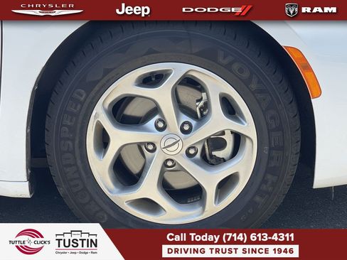 Used 2023 Chrysler Pacifica Limited FWD image 16