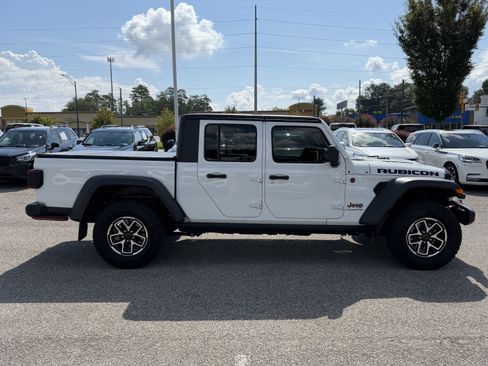 Used 2024 Jeep Gladiator Rubicon w/ Technology Group AWD/4WD image 11