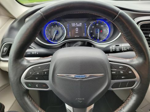 Used 2020 Chrysler Pacifica Touring-L FWD image 16