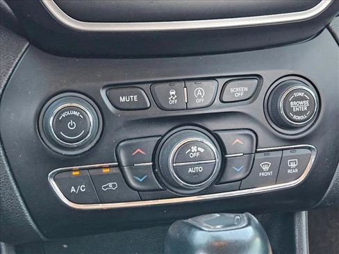 Used 2019 Jeep Cherokee Latitude Plus w/ Comfort/Convenience Group FWD image 18