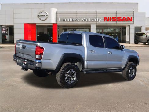 Used 2017 Toyota Tacoma TRD Off-Road w/ Tow Package image 3