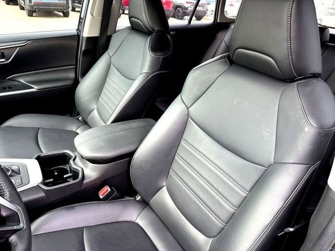 Used 2022 Toyota RAV4 XLE Premium image 13