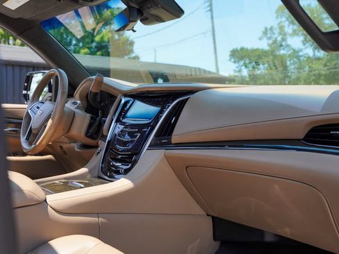 Used 2020 Cadillac Escalade Platinum AWD/4WD image 48