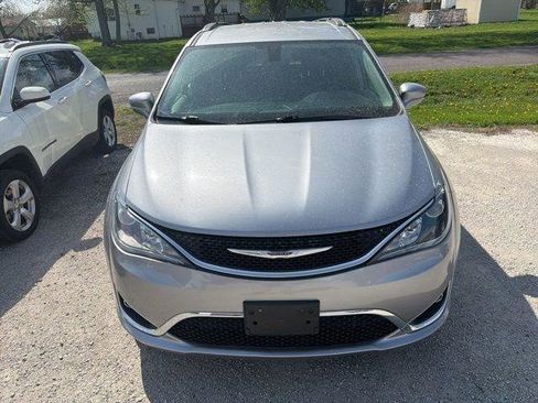 Used 2018 Chrysler Pacifica Touring-L w/ Tire & Wheel Group image 3