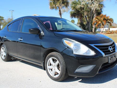 Used 2015 Nissan Versa SV image 9
