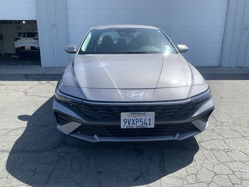 Used 2025 Hyundai Elantra SE FWD image 8