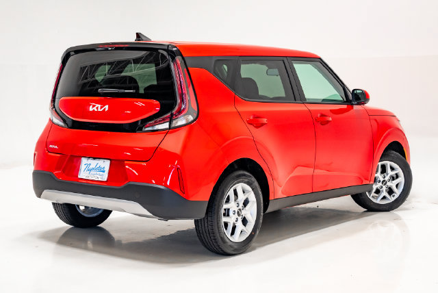 Used 2025 Kia Soul LX w/ LX Technology Package FWD image 31