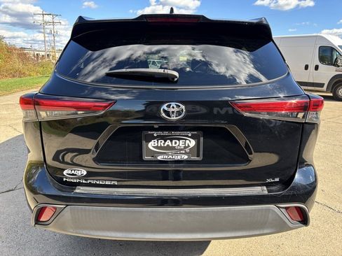 Used 2022 Toyota Highlander XLE image 6