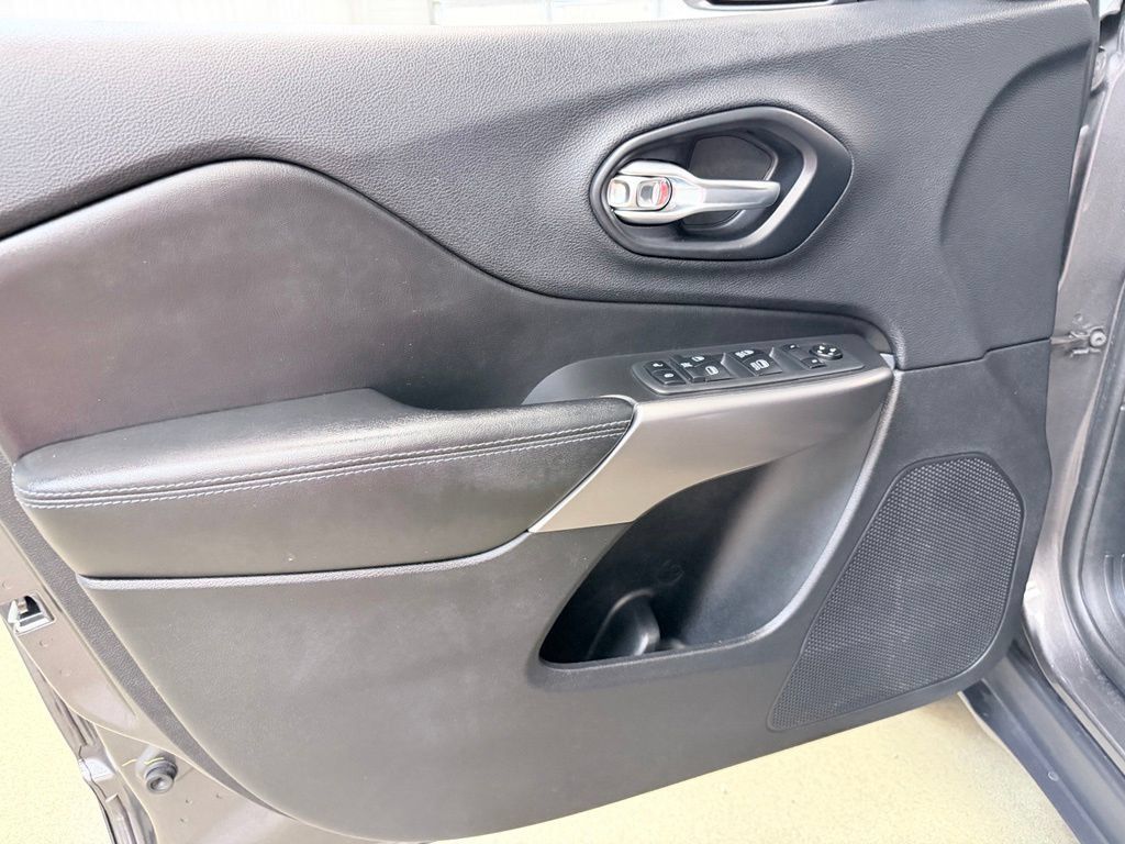 Used 2019 Jeep Cherokee Latitude Plus w/ Comfort/Convenience Group FWD image 9