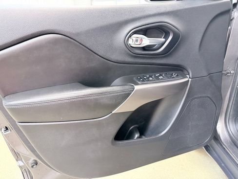 Used 2019 Jeep Cherokee Latitude Plus w/ Comfort/Convenience Group FWD image 9