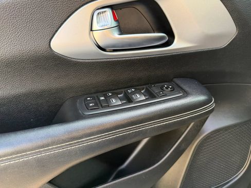 Used 2020 Chrysler Pacifica Touring w/ S Appearance Package FWD image 43