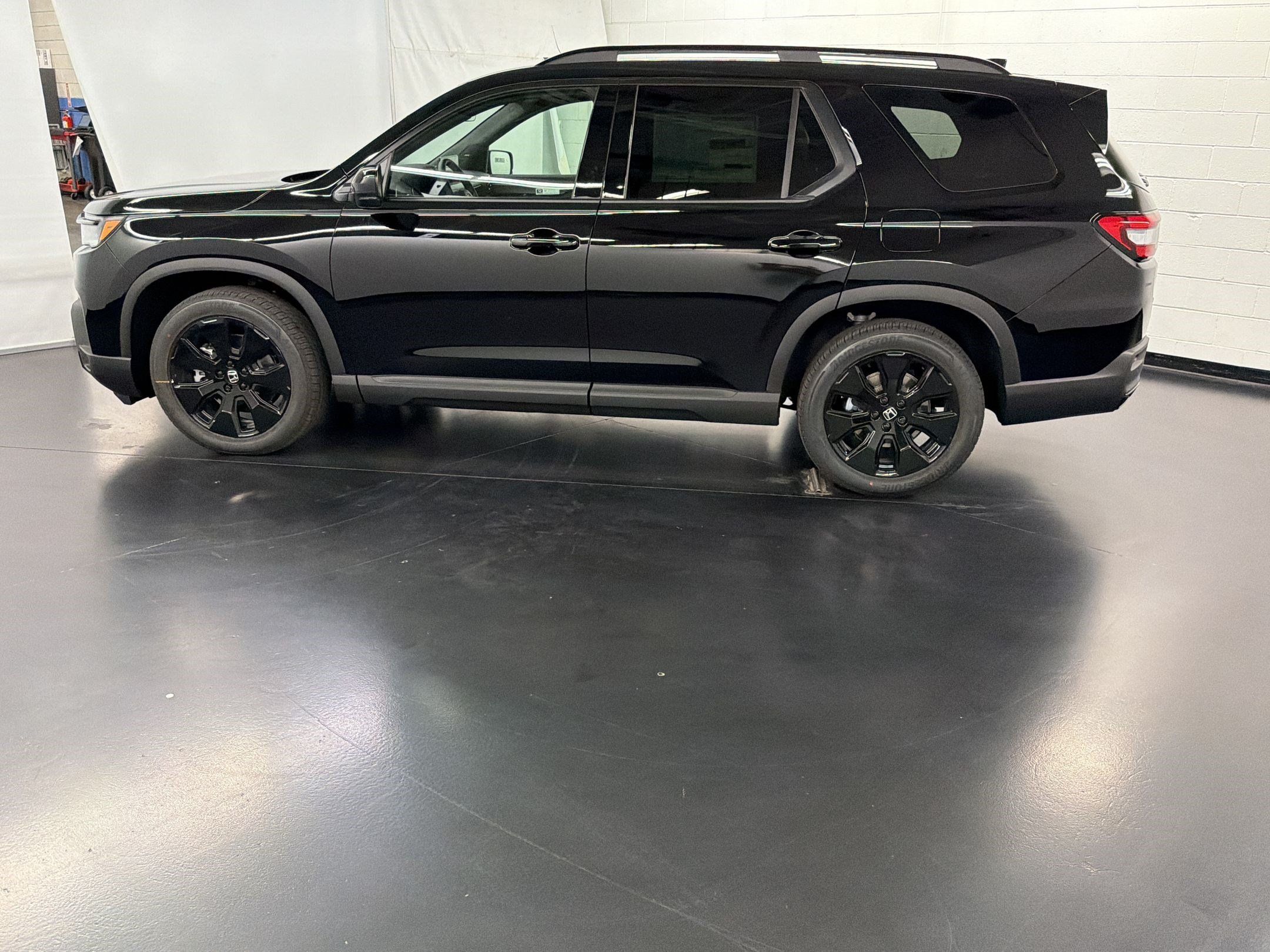 New 2026 Honda Pilot Black Edition image 2