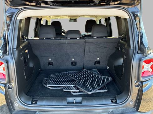 Used 2023 Jeep Renegade Latitude w/ Premium Group AWD/4WD image 12