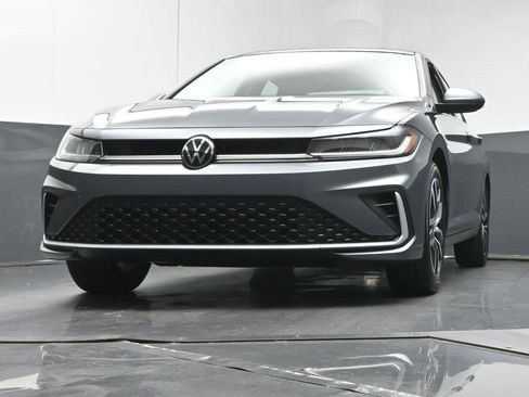 Used 2025 Volkswagen Jetta SE image 33