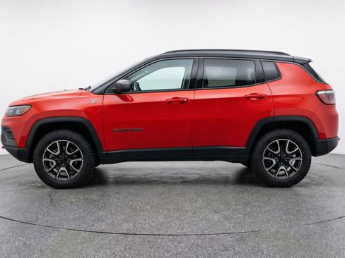 Used 2025 Jeep Compass Trailhawk image 5