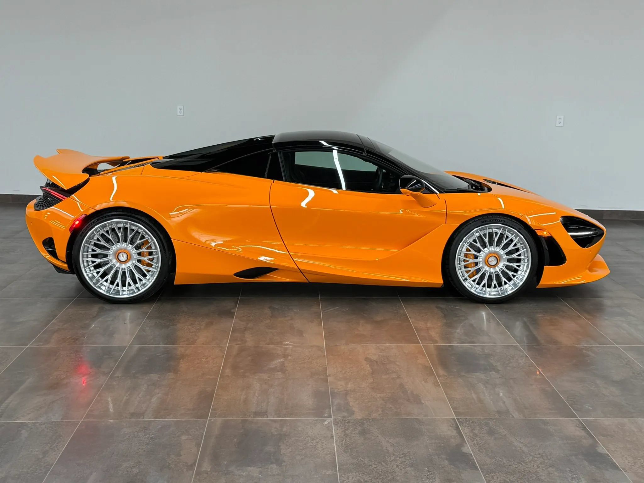 Used 2025 McLaren 750S Spider RWD image 20