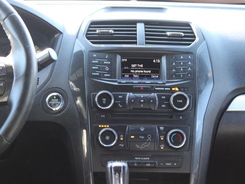 Used 2017 Ford Explorer XLT image 11