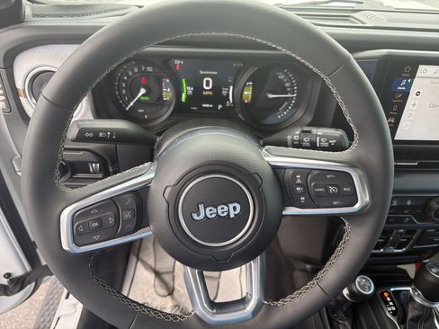 Used 2025 Jeep Wrangler Sahara AWD/4WD image 17
