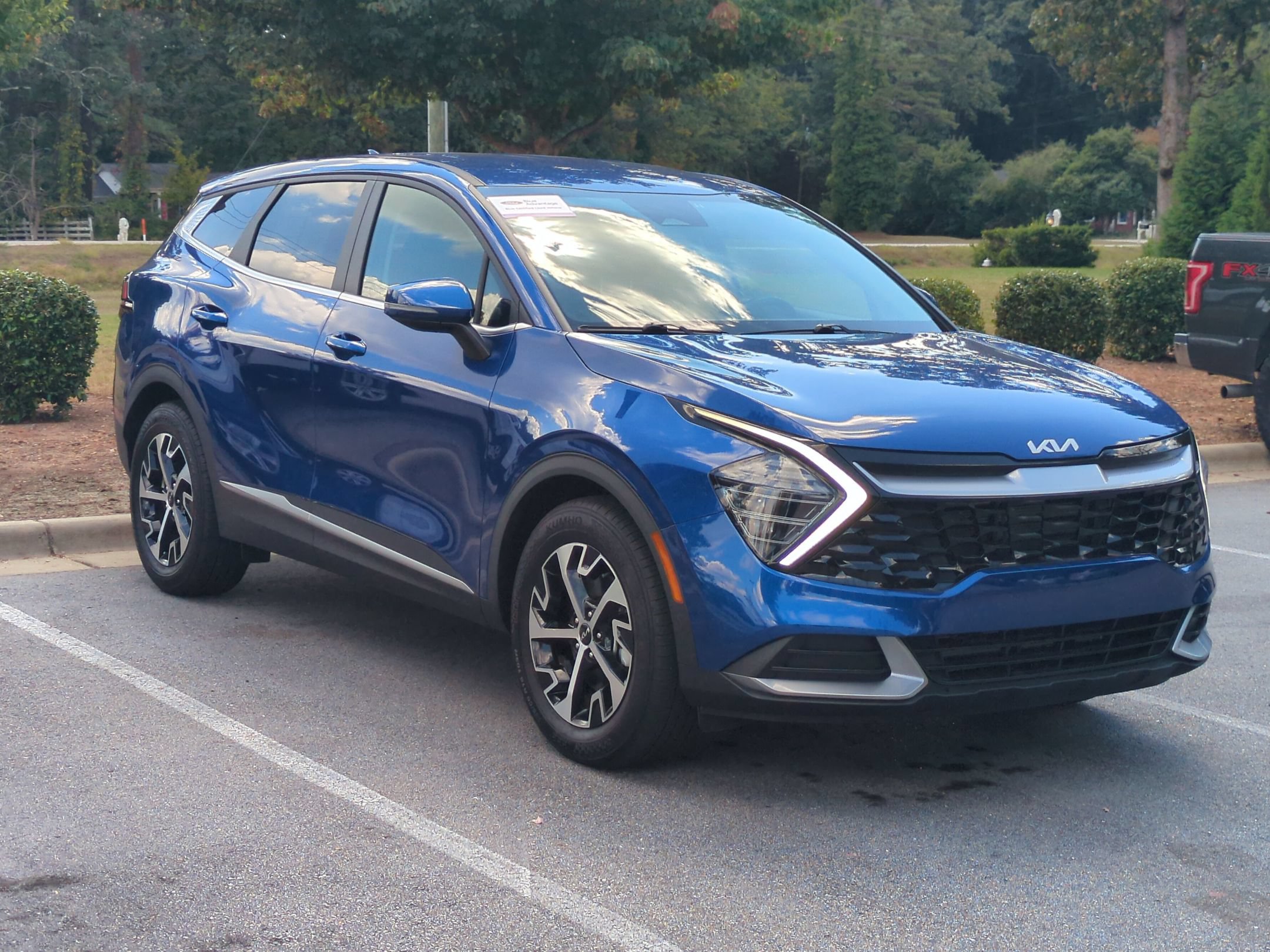 Used 2024 Kia Sportage EX FWD image 2