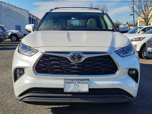 Used 2024 Toyota Highlander Limited image 2