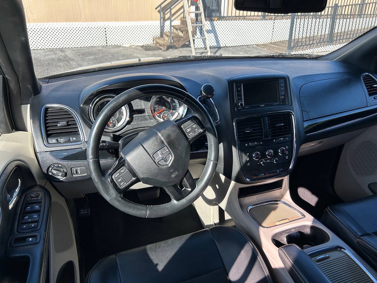 Used 2019 Dodge Grand Caravan SXT FWD image 9
