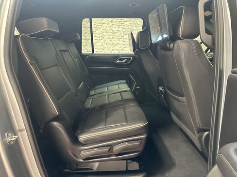 Used 2024 GMC Yukon XL SLT w/ SLT Luxury Package image 12