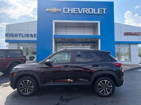 Used 2025 Chevrolet TrailBlazer LT w/ LT Cold Weather Package AWD/4WD image 3