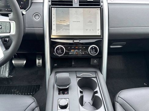 Certified 2025 Land Rover Discovery Dynamic SE AWD/4WD image 8