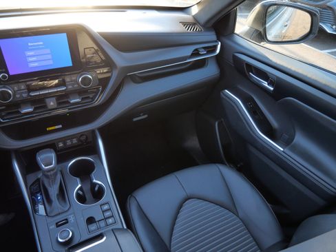 Certified 2025 Toyota Highlander XSE image 12