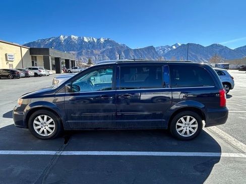 Used 2016 Chrysler Town & Country Touring FWD image 5
