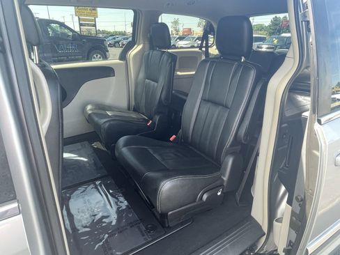 Used 2016 Chrysler Town & Country Touring FWD image 25