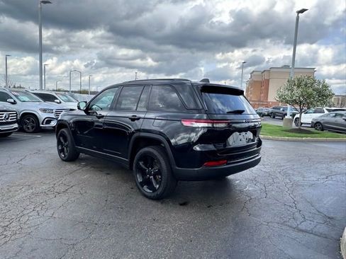 Used 2023 Jeep Grand Cherokee Limited w/ Black Appearance Package AWD/4WD image 7